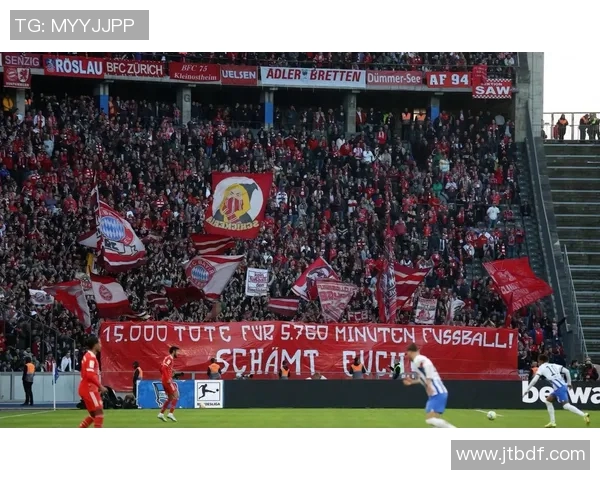 足球明星化身路人意外现身拜仁训练场引发球迷热议