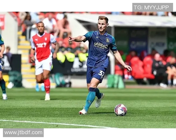 扎辫子的足球明星展现独特风格与球场魅力的完美结合 扎辫子的足球明星展现独特风格与球场魅力的完美结合