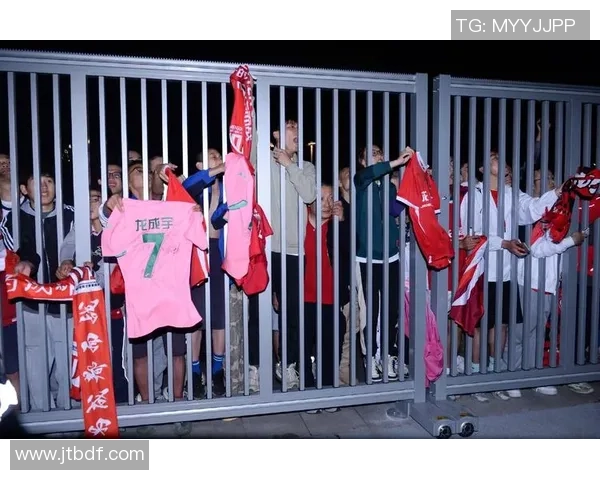 杭州足球队的蜕变之路:从传统强队到现代化足球俱乐部的探索与实践 杭州足球队的蜕变之路:从传统强队到现代化足球俱乐部的探索与实践